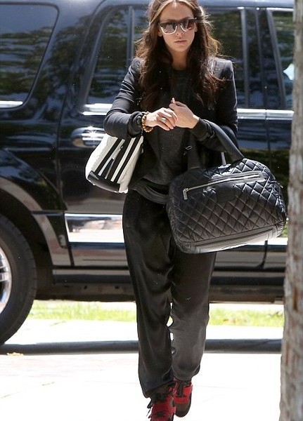 jennifer-love-hewitt-and-chanel-coco-cocoon-bowling-bag-gallery