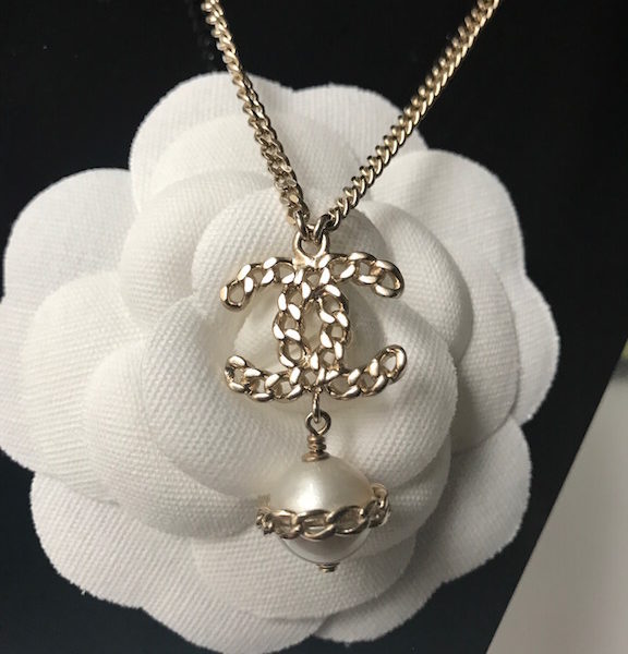 chanel necklace pearl cc logo