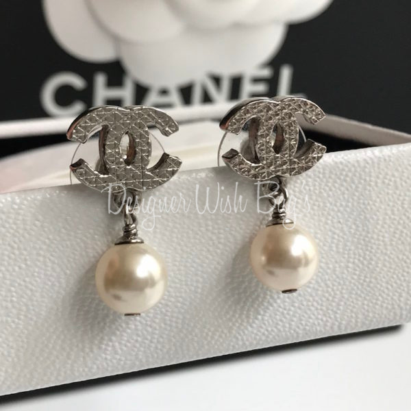 Chanel Earrings CC with pearl