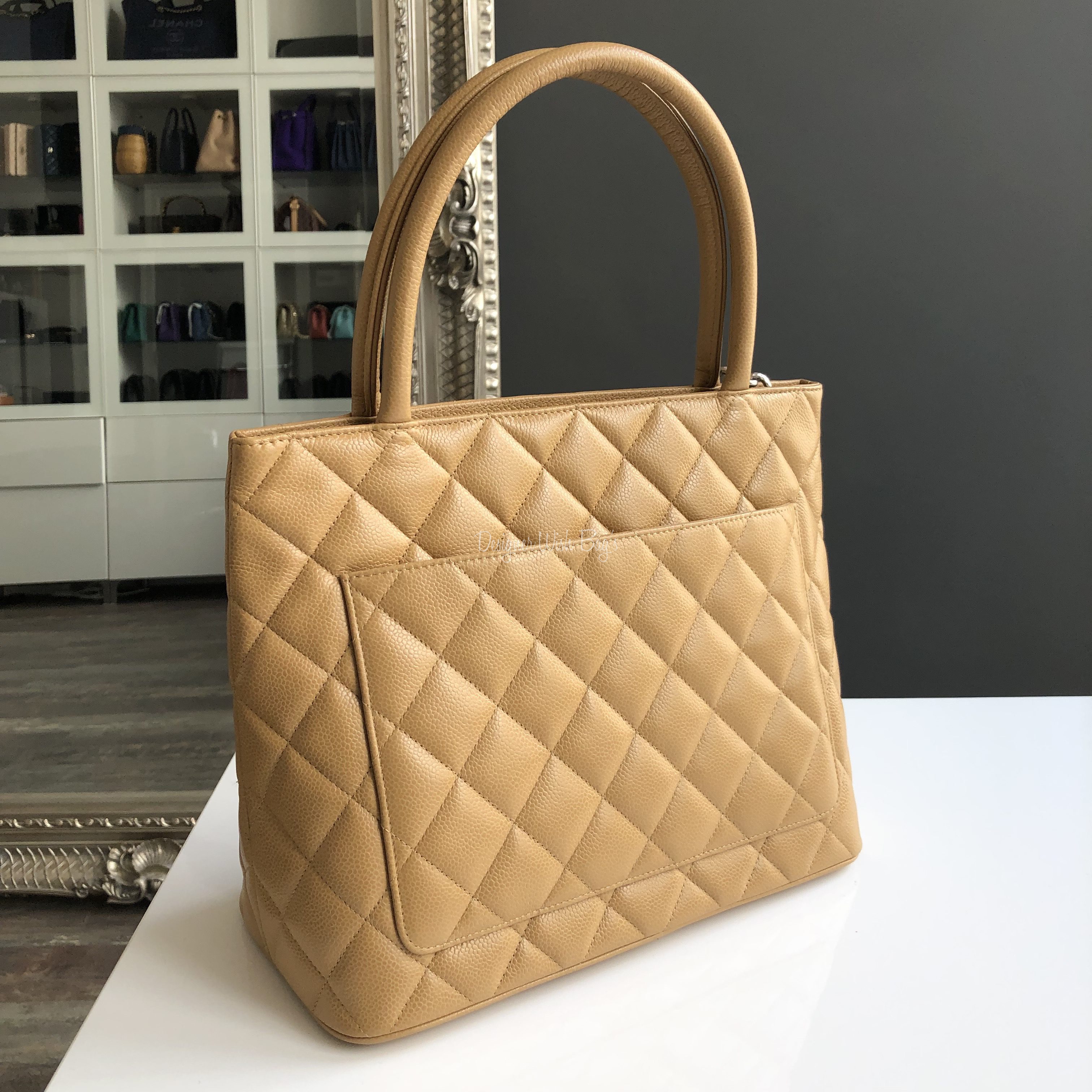 Petite shopping tote leather tote Chanel Camel in Leather - 33782869