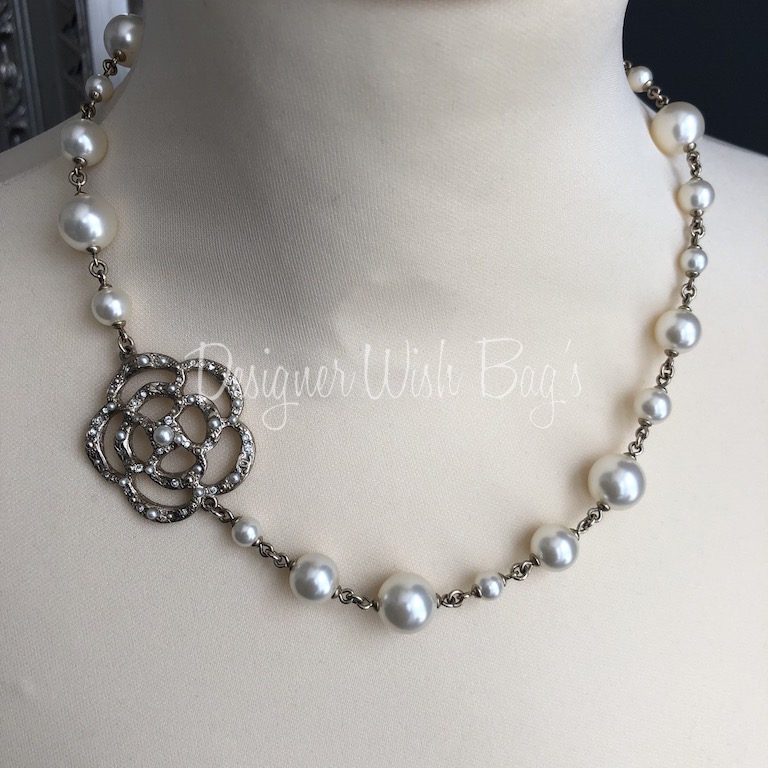 chanel pearl necklace cc logo