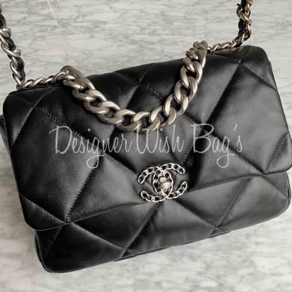 Chanel 19 Black Medium 22C