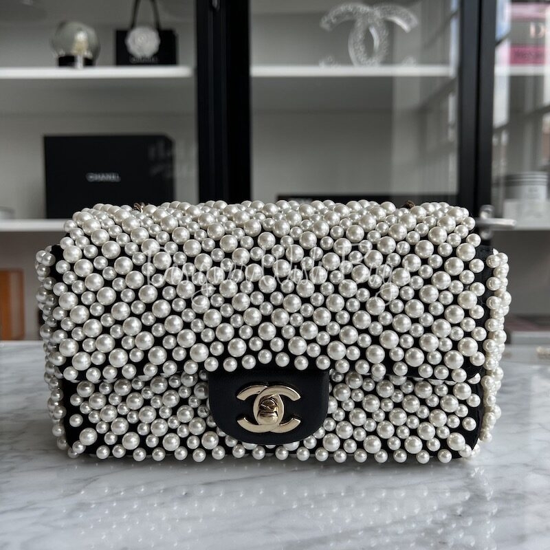 black and white chanel pearls