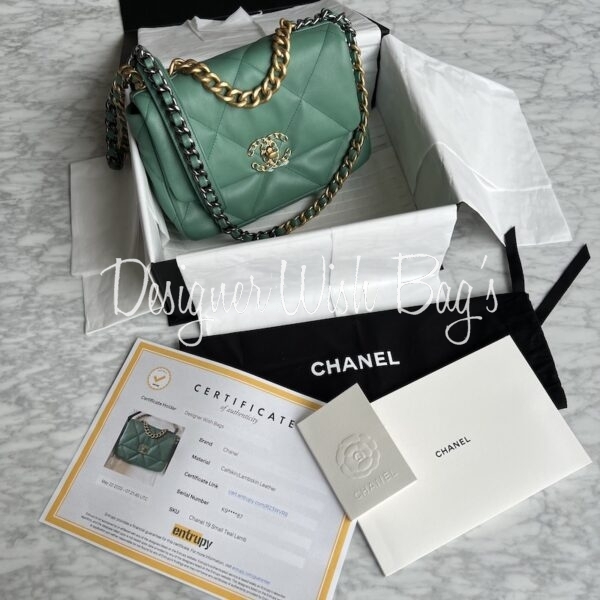 Chanel - Authenticated Chanel 19 Handbag - Leather Green Plain for Women, Never Worn