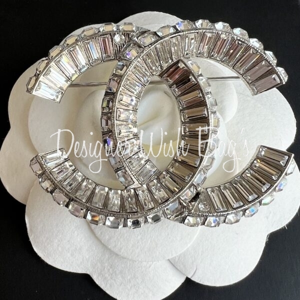 希少品◆入手困難♪【CHANEL】クリスタル セーフティピン brooch NWT! ✨ RARE! Beautiful REV CHANEL CC Logo Signature Silver