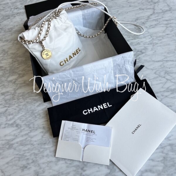 100%NEW> Chanel Mini 22 bag in white, 名牌, 手袋及銀包- Carousell